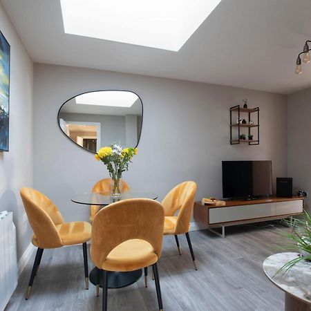 Elliot Oliver - Modern 2 Bedroom Town Centre Apartment 첼튼엄 외부 사진