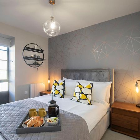 Elliot Oliver - Modern 2 Bedroom Town Centre Apartment 첼튼엄 외부 사진