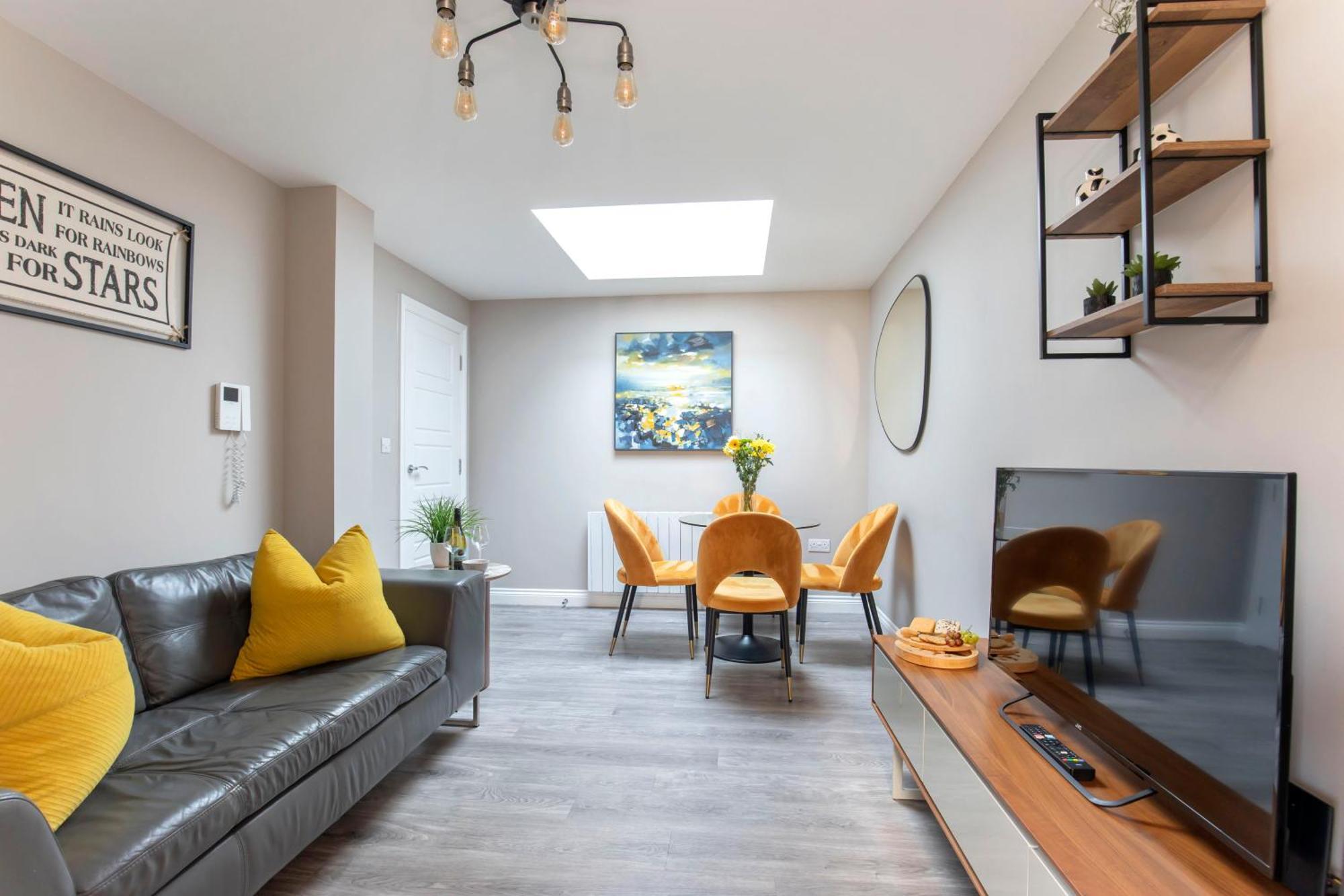 Elliot Oliver - Modern 2 Bedroom Town Centre Apartment 첼튼엄 외부 사진
