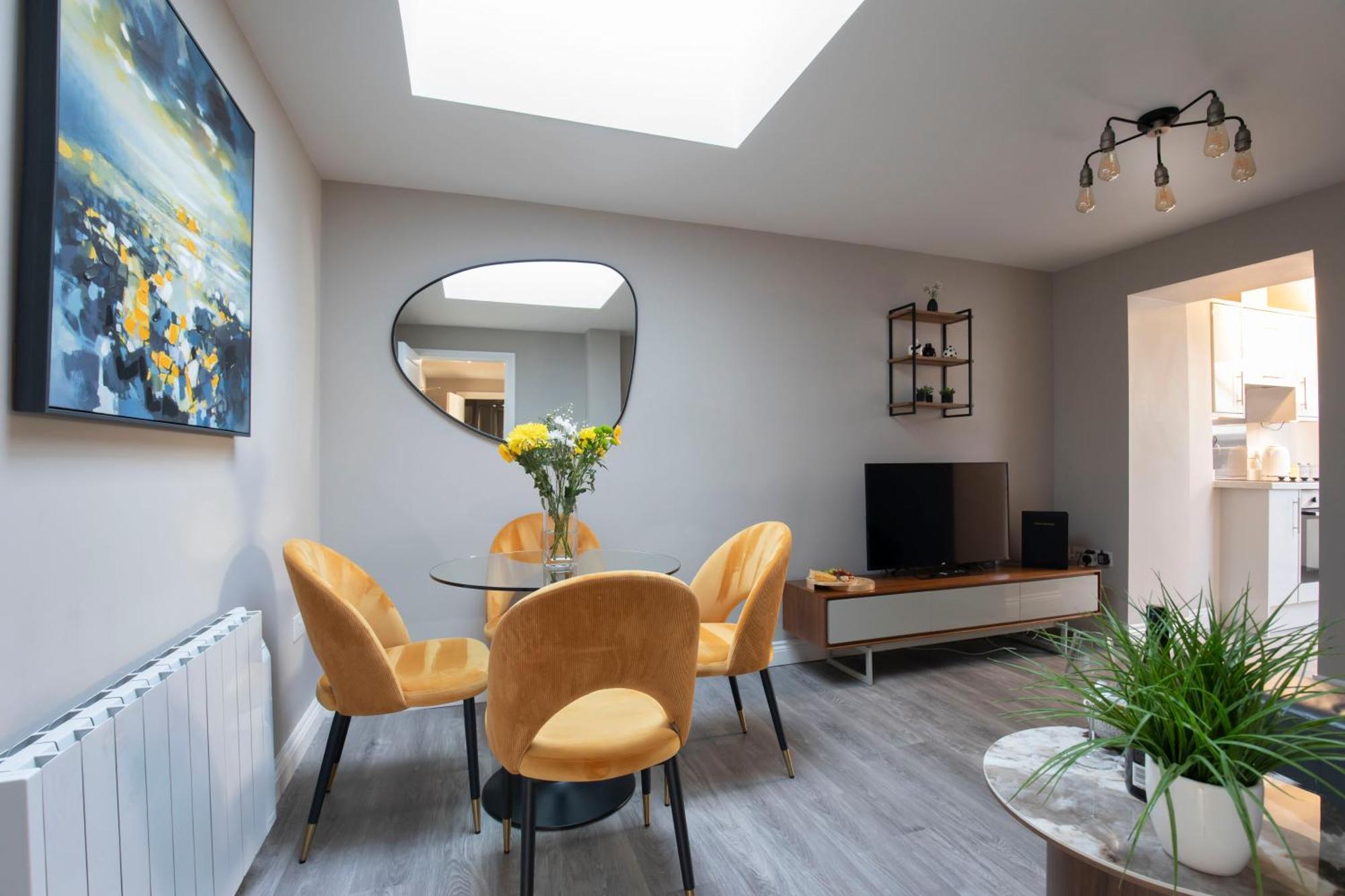 Elliot Oliver - Modern 2 Bedroom Town Centre Apartment 첼튼엄 외부 사진